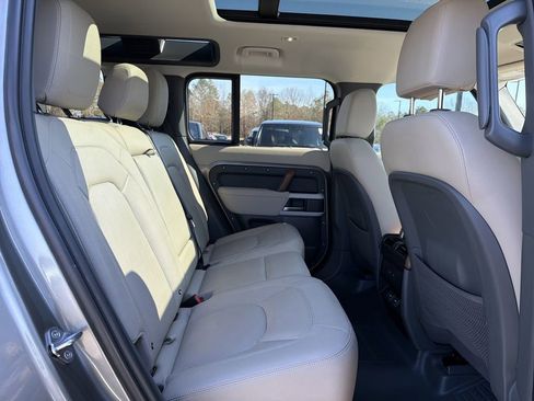 Used 2023 Land Rover Defender 110 SE image 13