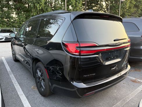 Used 2024 Chrysler Pacifica Limited w/ Uconnect Theater Family Group FWD image 6