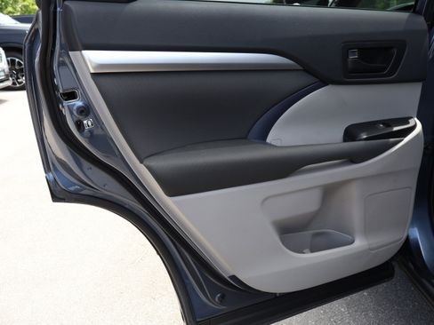 Used 2019 Toyota Highlander LE FWD image 21