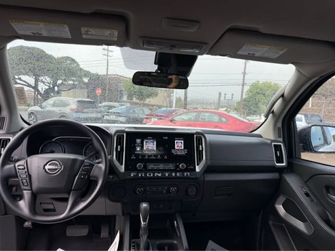Used 2025 Nissan Frontier SV RWD image 11