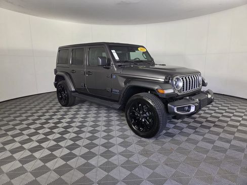 Used 2025 Jeep Wrangler Unlimited Sahara AWD/4WD image 3