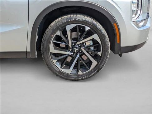 Used 2023 Mitsubishi Outlander SE image 9