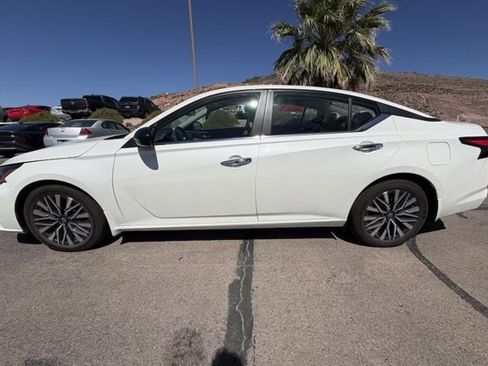 Used 2024 Nissan Altima 2.5 SV FWD image 2