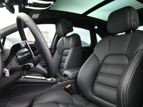 Certified 2026 Porsche Macan S image 5