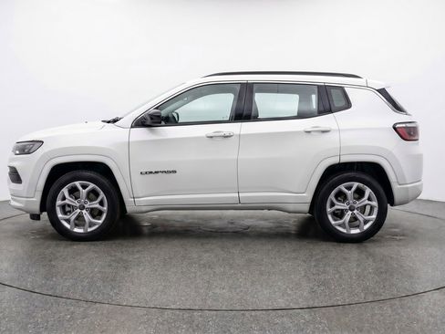 Used 2025 Jeep Compass Latitude AWD/4WD image 5