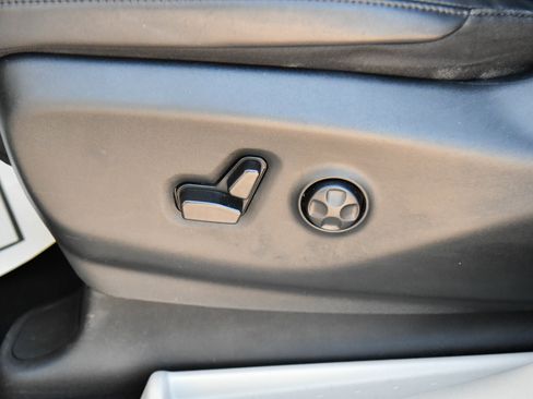 Used 2023 Chrysler Pacifica Touring-L FWD image 17