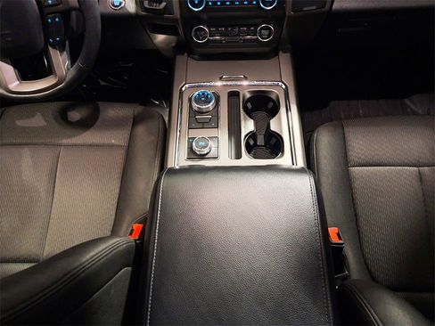 Used 2019 Ford Expedition XLT image 18