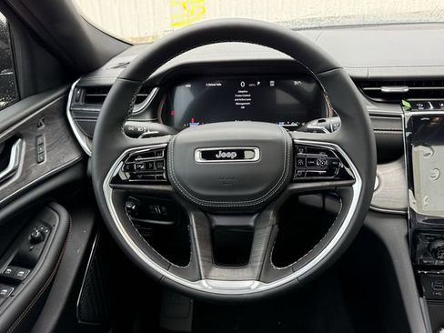 New 2025 Jeep Grand Cherokee Overland w/ Luxury Tech Group IV AWD/4WD image 20