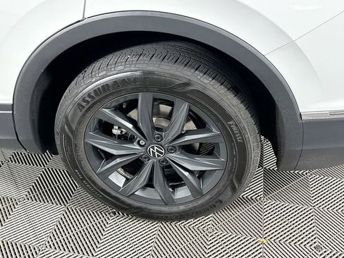 Used 2024 Volkswagen Tiguan SE image 38