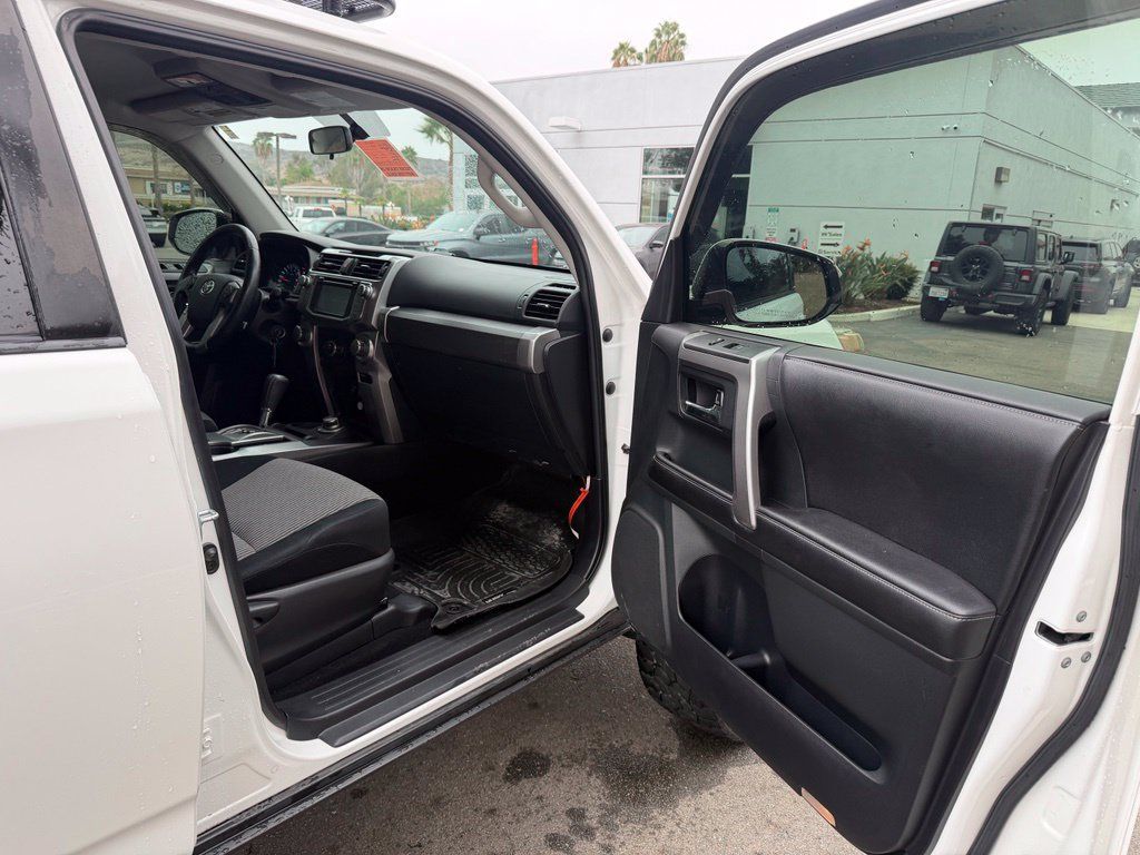 Used 2015 Toyota 4Runner SR5 AWD/4WD image 15