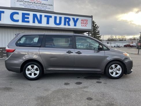Used 2015 Toyota Sienna L image 24