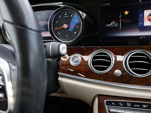 Used 2019 Mercedes-Benz E 300 4MATIC image 30