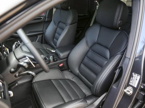 New 2026 Porsche Macan T AWD/4WD image 5