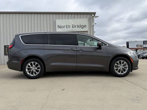 Used 2023 Chrysler Pacifica Touring-L AWD/4WD image 30