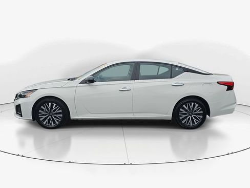 Used 2025 Nissan Altima 2.5 SV FWD image 7