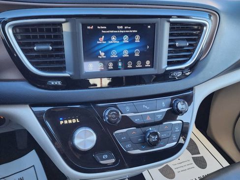 Used 2018 Chrysler Pacifica Touring-L image 13