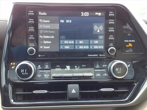 Used 2020 Toyota Highlander XLE image 14