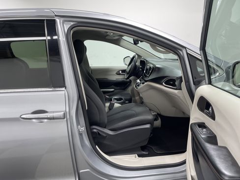 Used 2019 Chrysler Pacifica Touring Plus w/ Tire & Wheel Group image 23