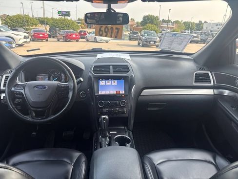 Used 2019 Ford Explorer XLT w/ Equipment Group 202A AWD/4WD image 31