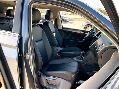 Used 2023 Volkswagen Tiguan SE w/ Panoramic Sunroof Package image 9