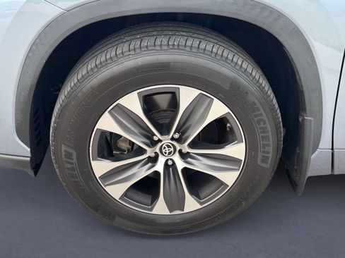 Used 2023 Toyota Highlander XLE AWD/4WD image 9