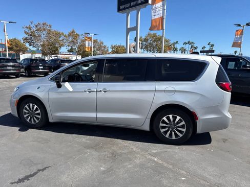 Used 2024 Chrysler Pacifica Limited FWD image 24