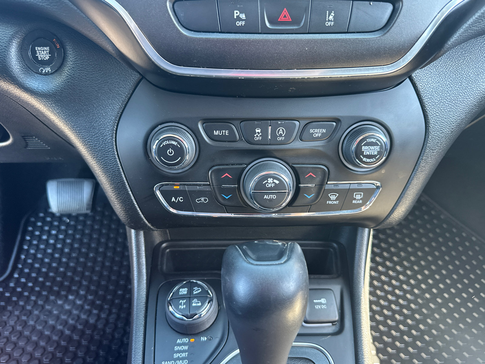 Used 2021 Jeep Cherokee Trailhawk AWD/4WD image 12