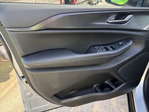 New 2025 Jeep Grand Cherokee Altitude image 9