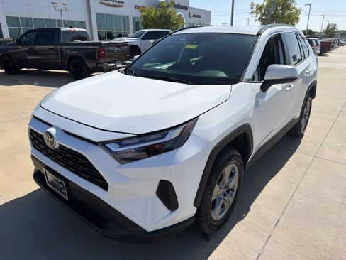 Used 2025 Toyota RAV4 XLE AWD/4WD image 9