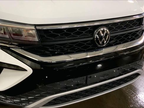 Used 2024 Volkswagen Taos SE w/ Panoramic Sunroof Package image 30