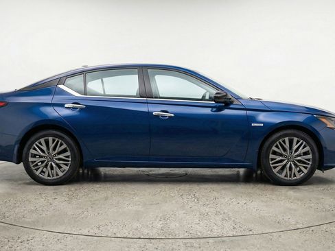 Used 2025 Nissan Altima 2.5 SV image 11