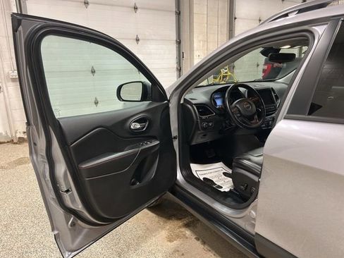 Used 2021 Jeep Cherokee Trailhawk image 9