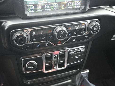 Used 2022 Jeep Wrangler Unlimited Sahara w/ Cold Weather Group AWD/4WD image 18