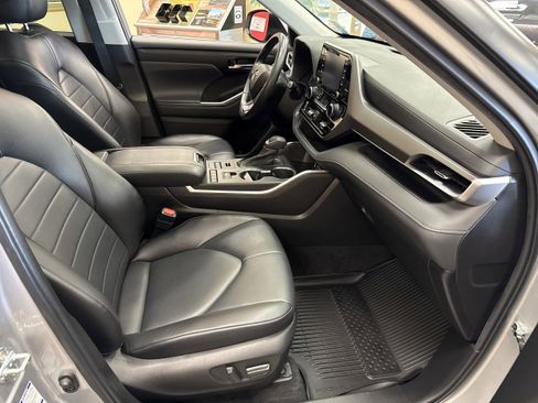 Used 2022 Toyota Highlander XLE image 16