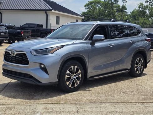 Used 2021 Toyota Highlander XLE FWD image 3