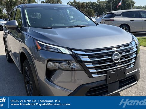 Used 2024 Nissan Rogue SV image 1