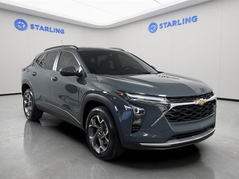 Certified 2025 Chevrolet Trax LT w/ Driver Confidence Package image 13