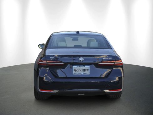 Used 2025 BMW i5 eDrive40i w/ Premium Package image 5