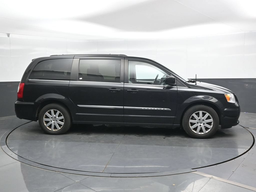 Used 2014 Chrysler Town & Country Touring FWD image 4