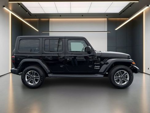 Used 2018 Jeep Wrangler Unlimited Sahara AWD/4WD image 3