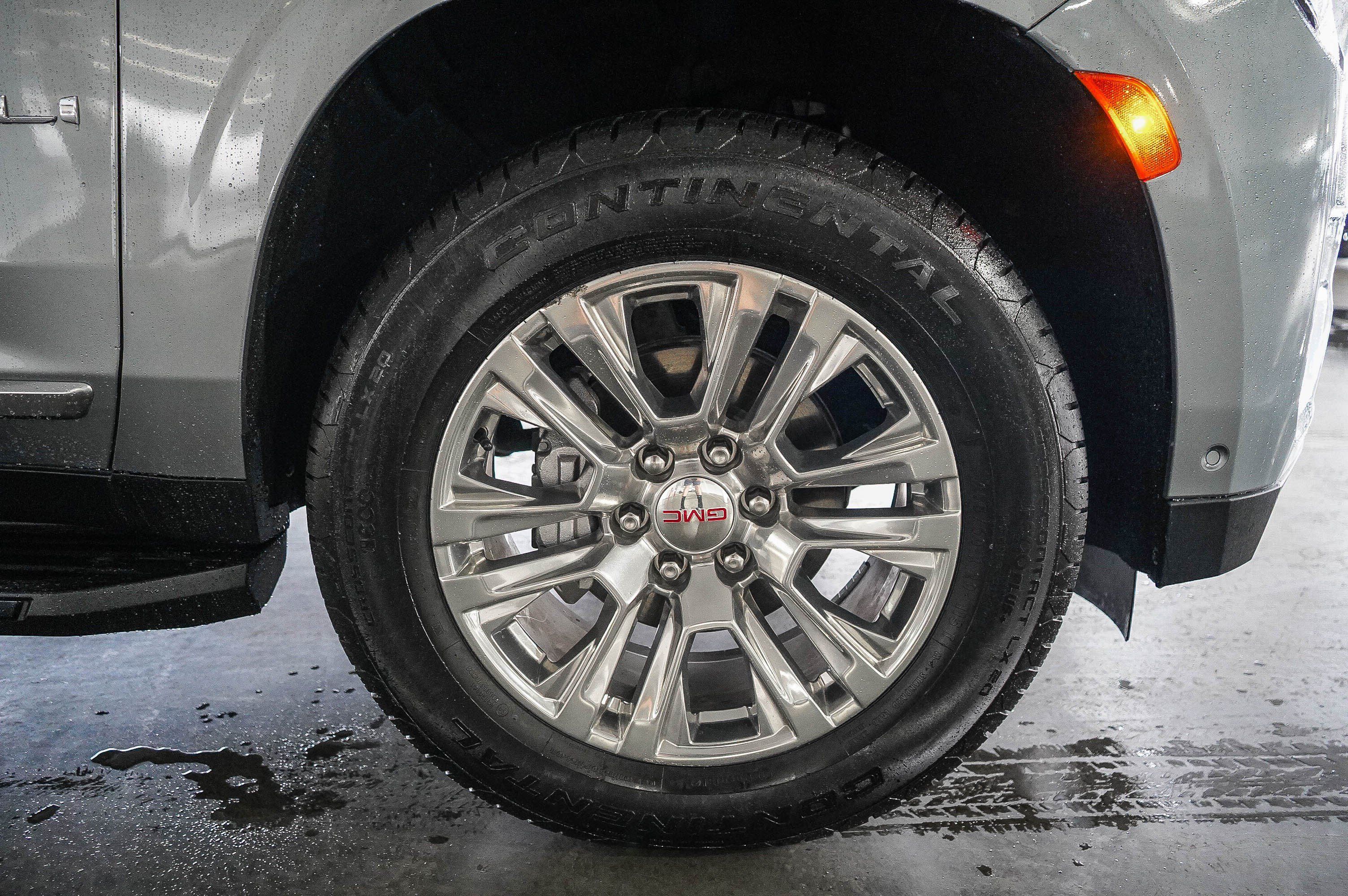 Used 2024 GMC Yukon Denali w/ Advanced Technology Package AWD/4WD image 11