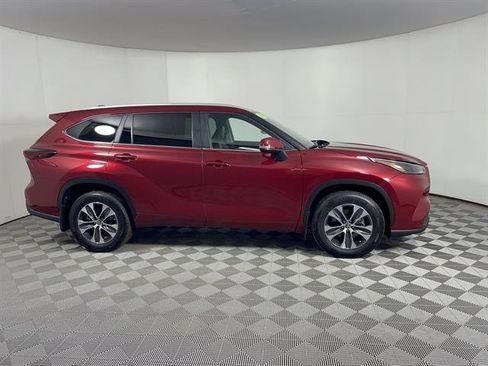Certified 2024 Toyota Highlander XLE image 11