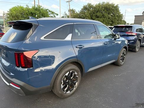Used 2024 Kia Sorento S w/ Panoramic Sunroof Package FWD image 4