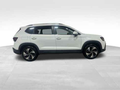 New 2026 Volkswagen Taos SE AWD/4WD image 3