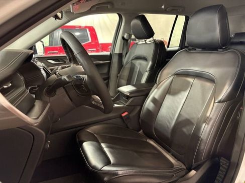 Used 2024 Jeep Grand Cherokee Limited image 4