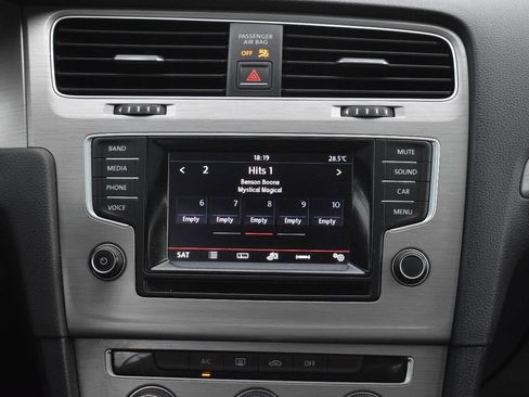 Used 2015 Volkswagen Golf S image 24