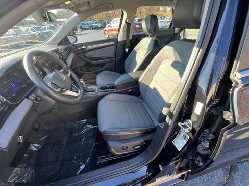 Used 2025 Volkswagen Jetta SE image 30