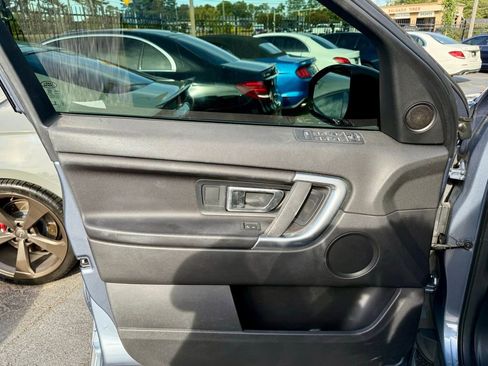 Used 2019 Land Rover Discovery Sport SE image 10