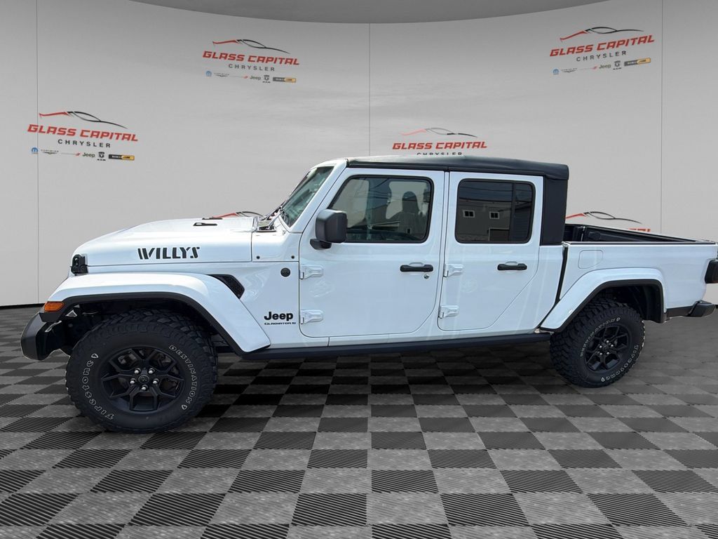 Used 2025 Jeep Gladiator Sport AWD/4WD image 4