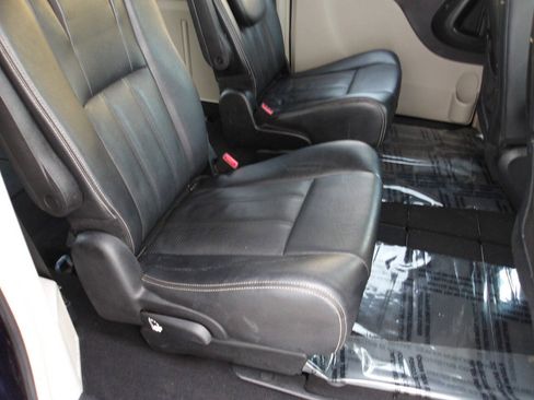 Used 2014 Chrysler Town & Country Touring-L w/ Driver Convenience Group FWD image 22
